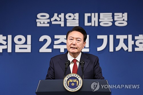 El partido gobernante elogia la conferencia de prensa 'franca' de Yoon mientras que la oposición la critica