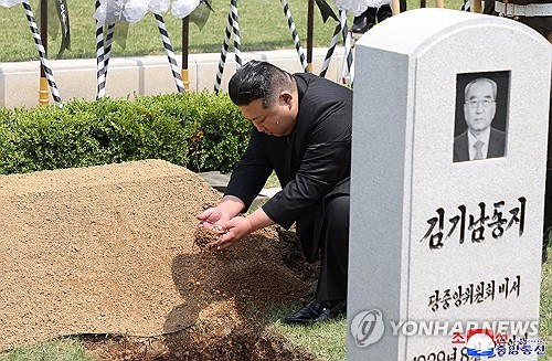 N. Korea holds funeral for ex-propaganda chief Kim Ki-nam