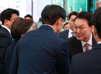 尹대통령, 조국과 악수…5년 만에 공식 석상 첫 대면