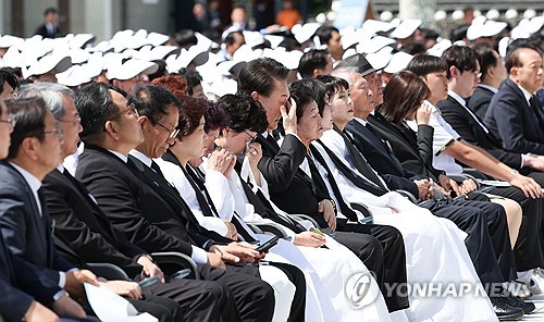 尹 대통령, 유족 손잡고 입장…눈물 속 44주년 기념식