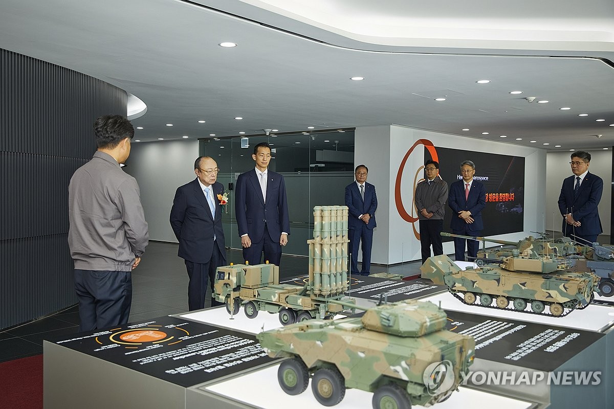 Hanwha Group Chairman Kim Seung-youn (2nd from L) looks at defense products produced by Hanwha Aerospace Co. during his visit to the company in Changwon, some 300 kilometers south of Seoul, on May 20, 2024, in this photo provided by Hanwha Group. (PHOTO NOT FOR SALE) (Yonhap)