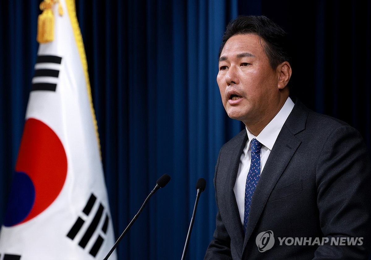 Principal Deputy National Security Adviser Kim Tae-hyo announces the schedule for the trilateral summit among South Korea, China and Japan during a briefing at the presidential office on May 23, 2024. (Yonhap) 