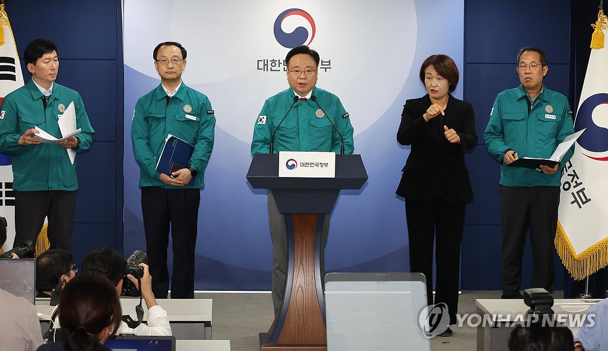 Health Minister Cho Kyoo-hong speaks during a press briefing held in Seoul on June 4, 2024. (Yonhap)
