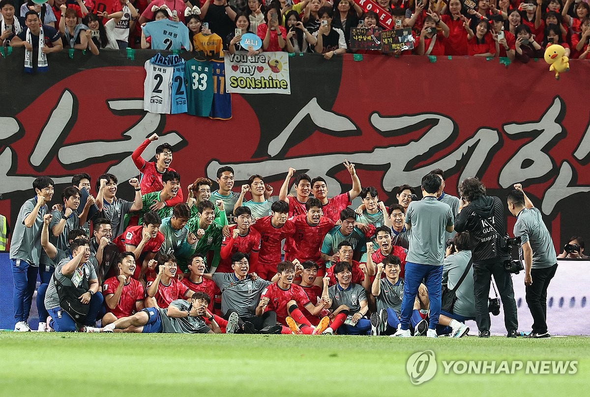 기념 촬영을 하는 축구 대표팀-김도훈 감독