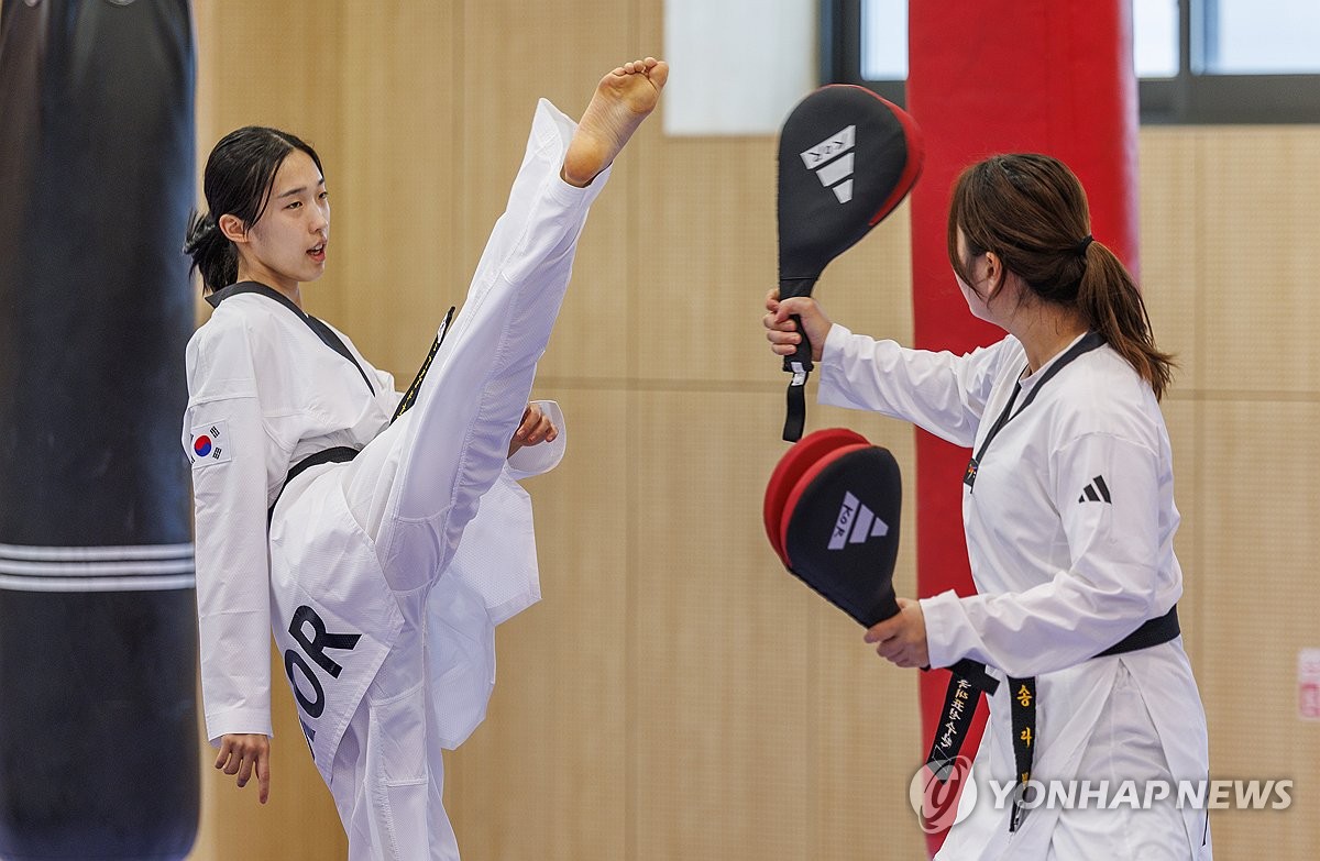 매서운 발차기 연습하는 태권도 대표팀 김유진