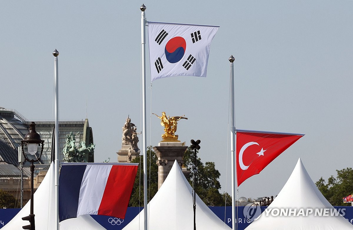 가장 밑에 걸린 '은메달' 프랑스 국기