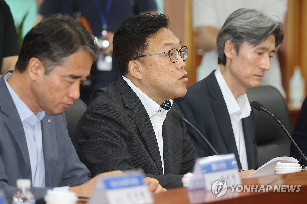 Kim Byoung-hwan (C), head of the Financial Services Commission, speaks during a meeting with officials from asset management firms in Seoul on Sept. 5, 2024. (Yonhap)