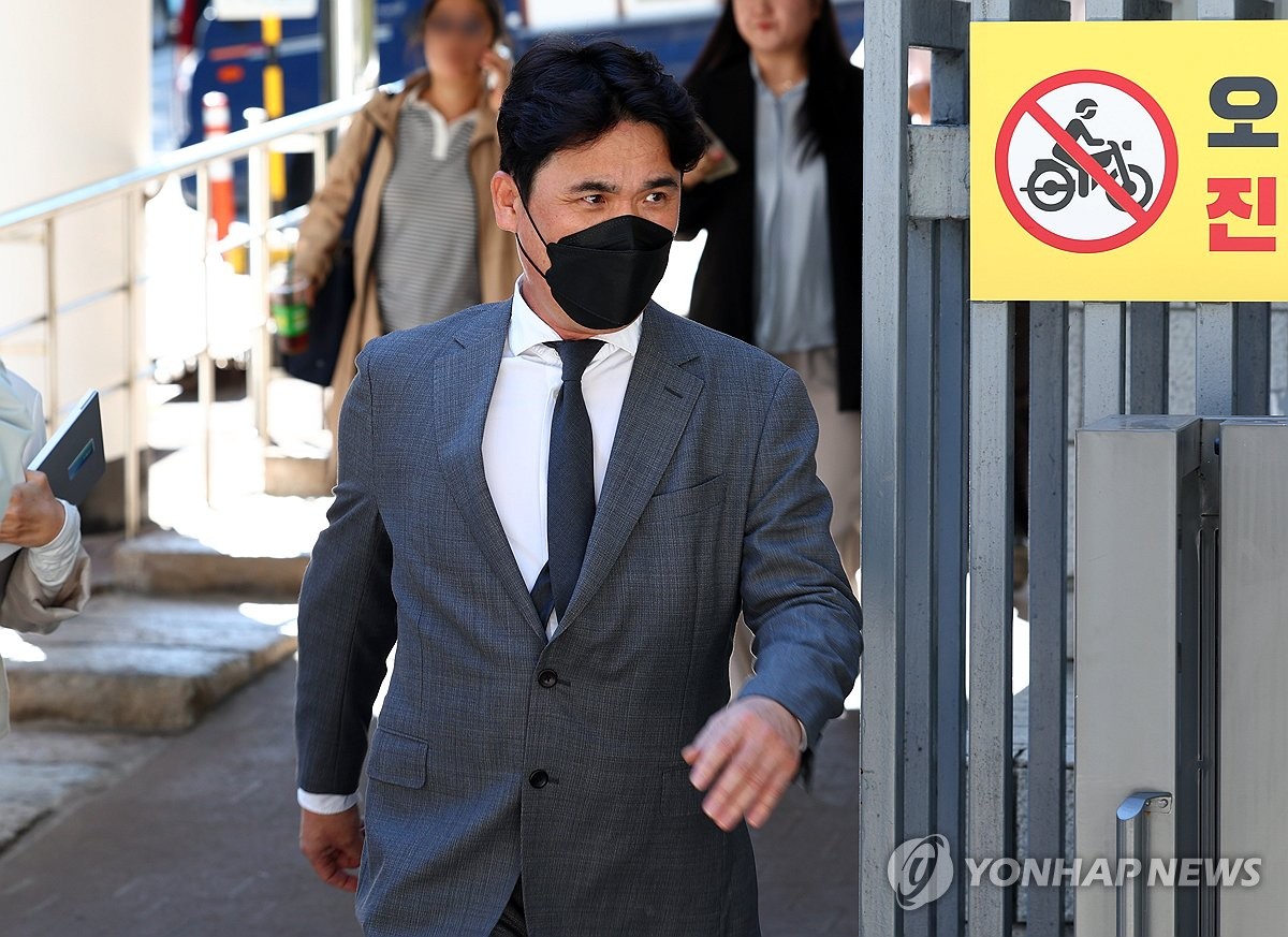 Former Kia Tigers general manager Jang Jung-suk leaves the Seoul Central District Court on Oct. 4, 2024, following a sentencing hearing on bribery charges. Jang, along with ex-Tigers skipper Kim Jong-kook, were both acquitted. (Pool photo) (Yonhap)