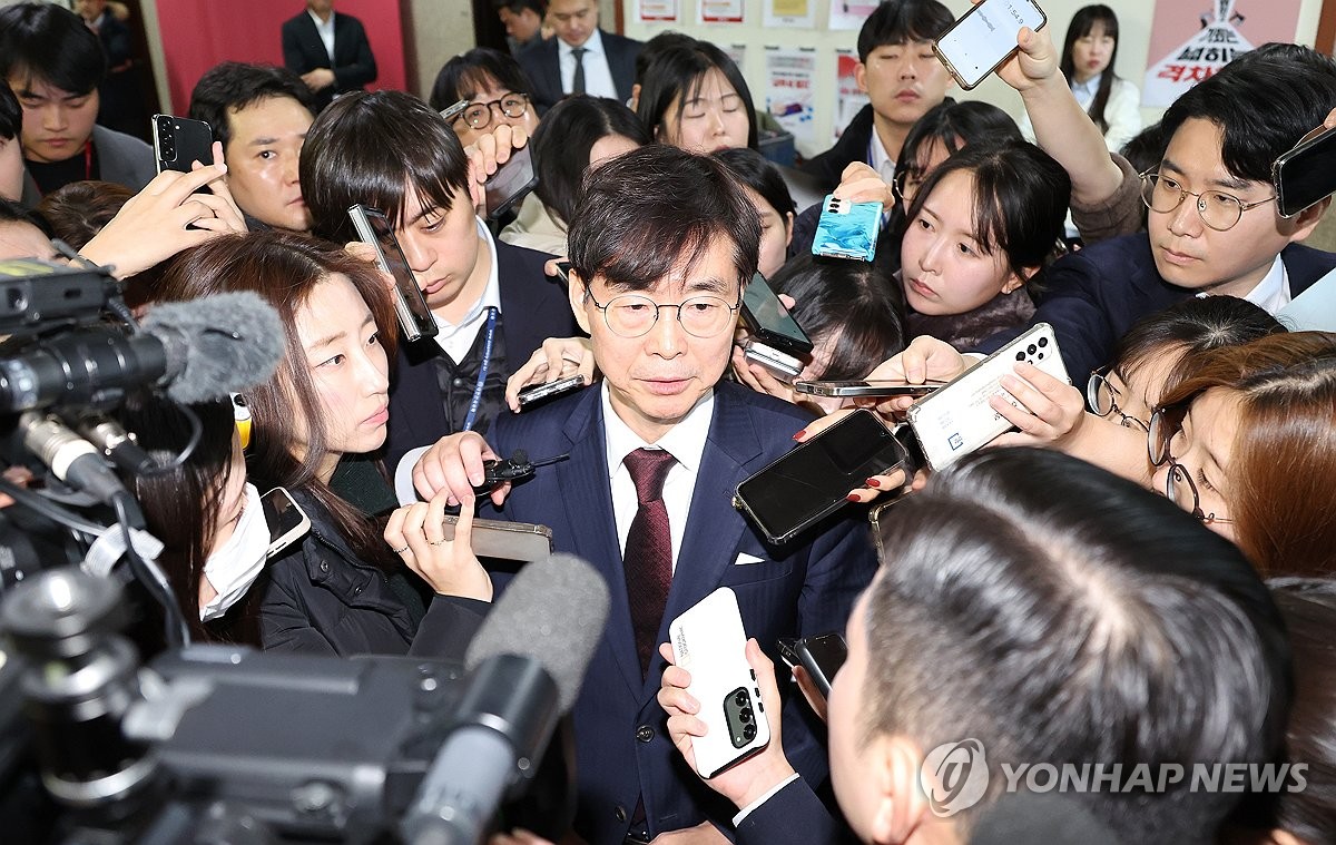 Rep. Cho Kyoung-tae of the ruling People Power Party speaks to reporters after an emergency supreme council meeting at the National Assembly on Dec. 6, 2024, as he expresses support for an impeachment motion against President Yoon Suk Yeol. (Yonhap)