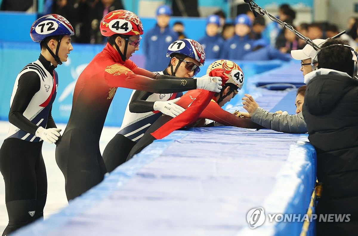 한국 선수들에게 축하받는 린샤오쥔