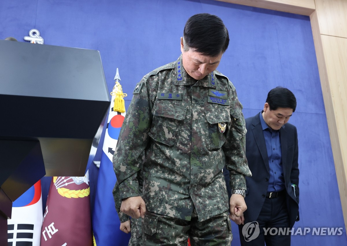 The chief of the General Staff of the Air Force, Lee Young-Zu, casts his head while issuing a public excuse on an accidental bombing of a civilian city in a press briefing at the Ministry of Defense in Seoul, on March 10, 2025 (Yonhap)