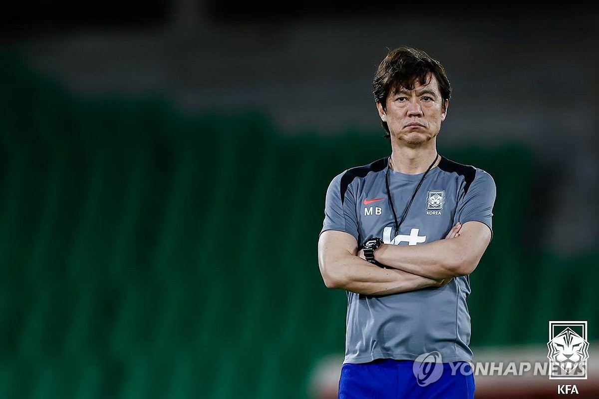 훈련 지켜보는 홍명보 감독