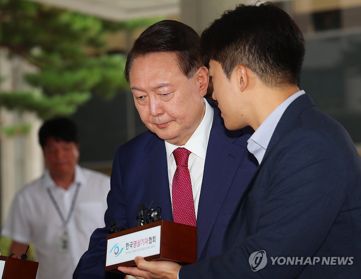 President Yoon Suk Yeol (L) heads to the office of special counsel Cho Eun-suk, located within the Seoul High Prosecutors Office in southern Seoul, on July 5, 2025. (Yonhap)