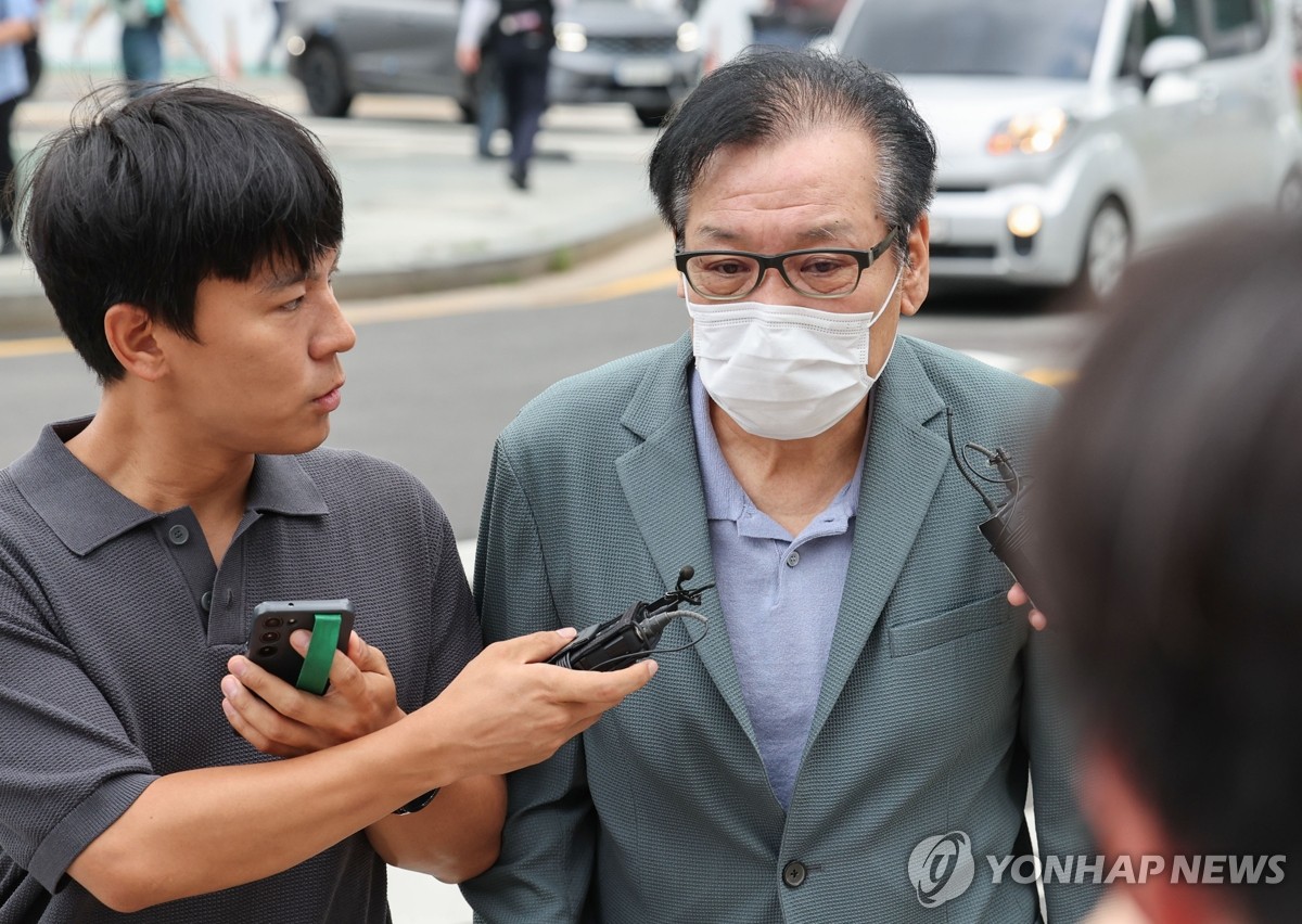 영장심사 포기한 건진법사 전성배 씨, 특검 인치