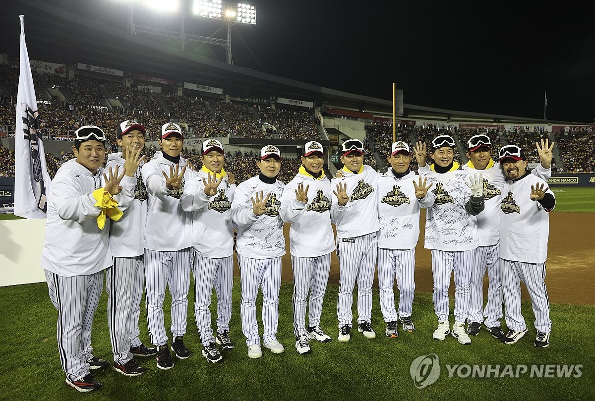 기념촬영하는 LG 코치진