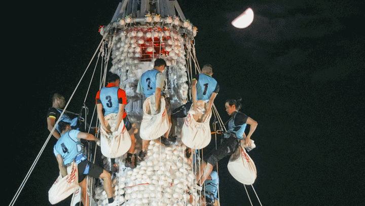'빵 따기 시합' 열기…이색 전통 자랑하는 홍콩 청차우 빵 축제