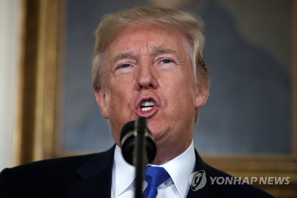 الرئيس الأمريكي بصدد إلقاء خطاب أمام البرلمان عند زيارته إلى كوريا الجنوبية - 1