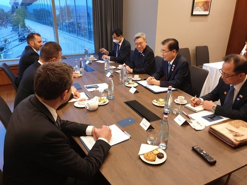 وزير الخارجية الكوري الجنوبي يبحث هاتفيا مع نظيره المجري سبل تعزيز التعاون الثنائي