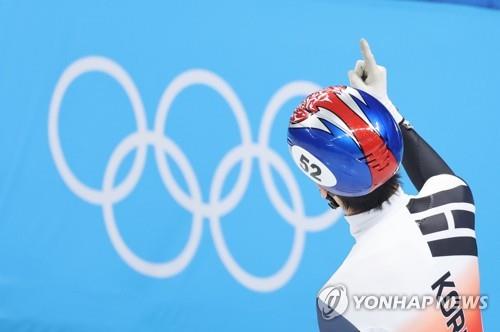 السفير الصيني لدى سيئول يهنئ المتزلج الكوري الجنوبي الفائز بالميدالية الذهبية في أولمبياد بكين