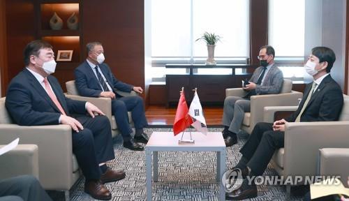 وزير التجارة الكوري الجنوبي يدعو لتأسيس قنوات تواصل وثيق مع الصين