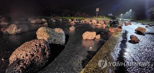 إعصار «هينامنور» يغادر كوريا الجنوبية مخلفا 3 قتلى و8 مفقودين - 5