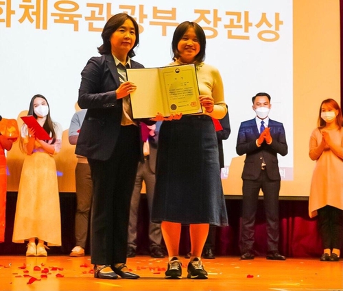 (جديد) منح الجائزة الكبرى لمسابقة التحدث باللغة الكورية للأجانب للسيدة «أونودا يوكا» من اليابان - 2