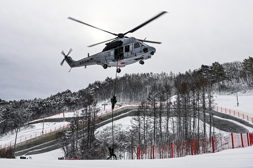 قوات مشاة البحرية في كوريا الجنوبية تجري تدريبات في الطقس البارد لشحذ الاستعداد القتالي - 2
