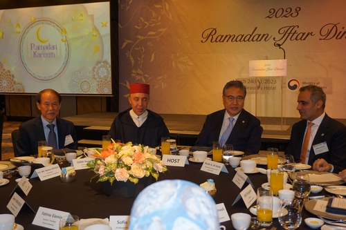 (جديد)وزير الخارجية بارك جين يقيم إفطارا جماعيا لسفراء الدول الإسلامية والمهتمين بالإسلام - 2