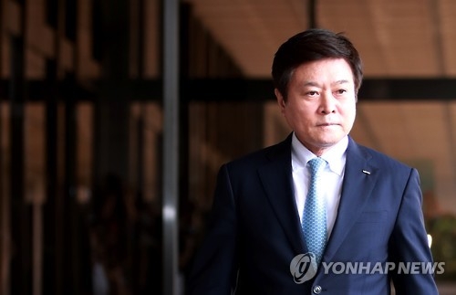 So Jin-sei, a senior executive of South Korea's retail giant Lotte, enters the Seoul Central District Prosecutors' Office on Sept. 5, 2016, to face questions over the group's alleged slush funds and embezzlement. The close aide of the group chairman Shin Dong-bin is in charge of the conglomerate's external relations. (Yonhap)