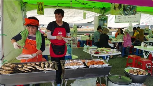 Local vendors grill shad and shrimp at the Myeongnyang Festival in Haenam, South Jeolla Province, on Sept. 3, 2016. (Yonhap)