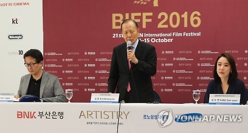 Kim Dong-ho (C), chief of the Busan International Film Festival, speaks during a news conference in Seoul on Sept. 6, 2016, for the 21st edition of the festival. This year's festival is set to open from Oct. 6-15. (Yonhap) 
