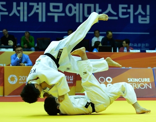 In this photo provided by the organizing committee, judokas perform in a judo kata event at the World Marital Arts Masterships in Cheongju, North Chungcheong Province, on Sept. 4, 2016. (Yonhap)