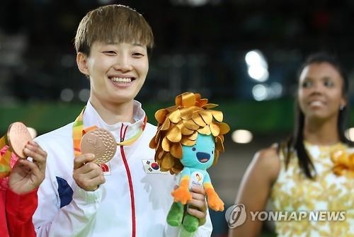 President Park congratulates S. Korean Paralympics medalists