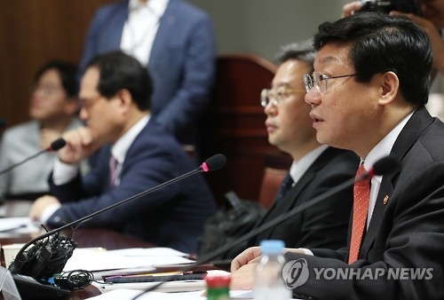 Trade, Industry and Energy Minister Joo Hyung-hwan (R) speaks at a meeting in Seoul on Sept. 28, 2016. (Yonhap)