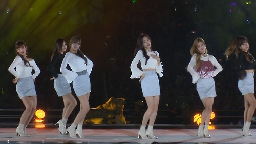 K-pop girl group Apink performs in the 2016 Busan One Asia Festival in Busan on Oct. 1, 2016. (Yonhap)