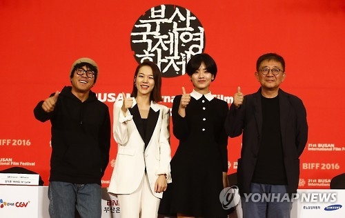 From L: actor Yang Ik-june, actresses Han Ye-ri and Lee Joo-young and Korean-Chinese director Zhang Lu pose at the news conference for drama film "A Quiet Dream," the opening film of the 21st Busan International Film Festival, in the namesake city on Oct. 6, 2016. (Yonhap)