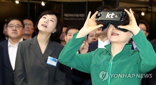 President Park Geun-hye (R) engages in a virtual reality (VR) experience program at the Korea VR Festival held at the Nuri Dream Square, a tech cluster in western Seoul on Oct. 7, 2016. (Yonhap)