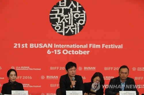 Korean-Japanese filmmaker Lee Sang-il (2nd from L) answers questions from reporters during a news conference for his latest "Rage" at the Busan International Film Festival on Oct. 7, 2016. (Yonhap)