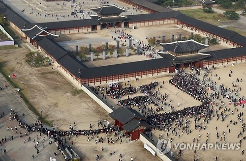 This photo shows Gyeongbok Palace during a fan event held by the cast of "Love in the Moonlight" on Oct. 19, 2016. (Yonhap)