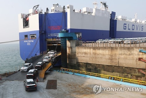 This photo, taken on Jan. 2, 2017, shows the export pier in Pyeongtaek, Gyeonggi Province, packed with cars waiting to be shipped. (Yonhap file photo)