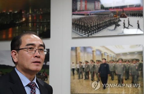 Thae Yong-ho, a former North Korean diplomat, looks around Yonhap News Agency's monitoring team on North Korean news on Jan. 8, 2016. (Yonhap)