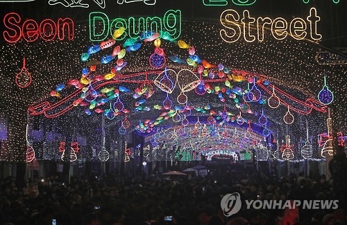 The lights of Seondeung Street during the 2016 Hwancheon Sancheoneo Ice Festival in Hwacheon, Gangwon Province. (Yonhap) 