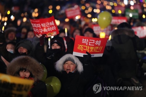 Protesters in Seoul's Gwanghwamun Square demand President Park Geun-hye's resignation in a weekly rally on Jan. 14, 2017. (Yonhap)