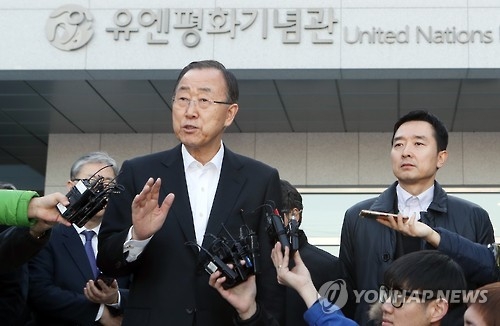 Former U.N. Secretary-General Ban Ki-moon speaks to the press during his visit to the U.N. Memorial Cemetery in the country's southern port city of Busan on Jan. 16, 2017. (Yonhap)