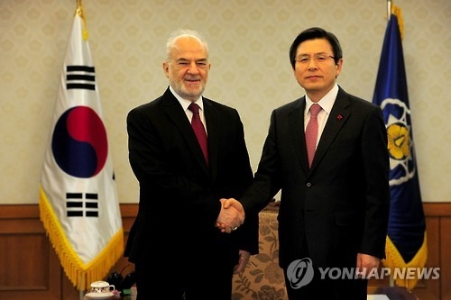 South Korea's Acting President and Prime Minister Hwang Kyo-ahn (R) shakes hands with Iraq's Foreign Minister Ibrahim Al-Jaafari before their talks at Hwang's office in Seoul on Jan. 16, 2017, in this photo, provided by the prime minister's office. (Yonhap)