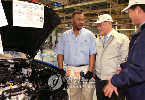 Hyundai Motor Group Chairman Chung Mong-koo (C) visits Hyundai's car plant in Alabama. (Yonhap file photo)