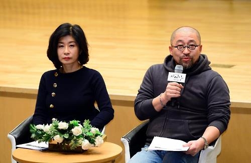 In this photo provided by SBS TV, screenwriter Park Eun-ryung (L) and director Yoon Sang-ho of "Saimdang, Memoir of Colors" speak to reporters at a press conference in Seoul on Jan. 17, 2017. (Yonhap)