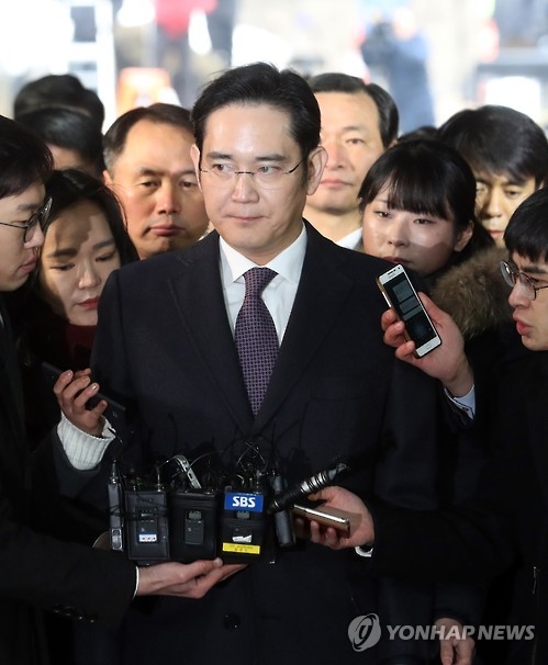 Lee Jae-yong, vice chairman of Samsung Electronics Co., is surrounded by reporters as he arrives at the Seoul Central District Court on Jan. 18, 2017, to attend a court hearing to review the legality of his detention. The special prosecutor has requested an arrest warrant for Lee, Samsung's de facto leader, on charges of bribery in connection with the scandal that has led to President Park Geun-hye's impeachment. (Yonhap)