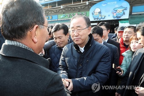 Former U.N. Secretary-General Ban Ki-moon shakes hands with a citizen during his visit to a fish market in Yeosu, 455 kilometers south of Seoul, on Jan. 18, 2017. (Yonhap)