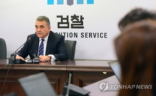 Volkswagen exec visits Seoul prosecutors' office, apologizes